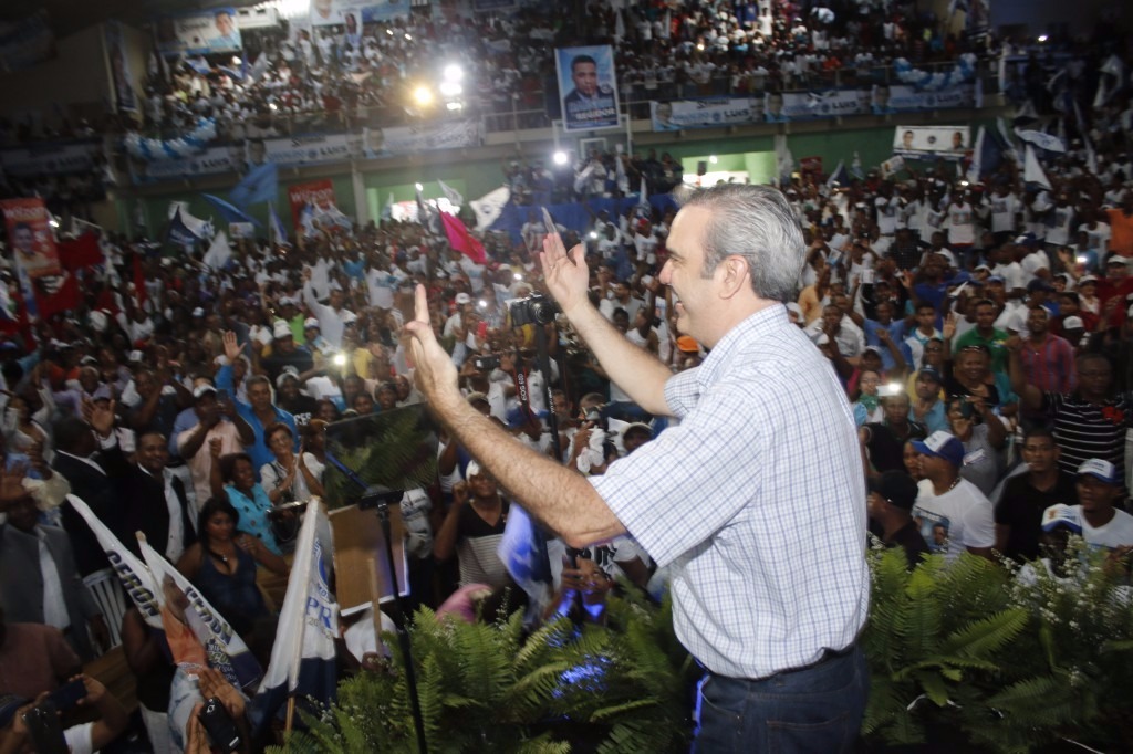 Luis Abinader habla ante cientos de seguidores en Haina.