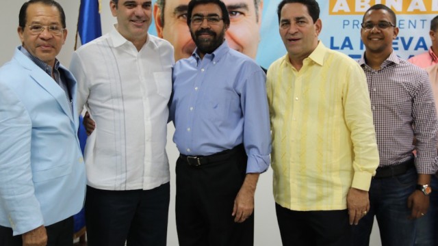 Abinader junto a dirigentes del PRM.