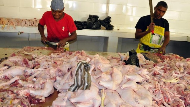 La libra de pollo en el Hospedaje Yaque se cotiza a 58 pesos, mientras que las carnicerías disponen este jueves de suficiente cantidad. Foto Alex Reynoso.