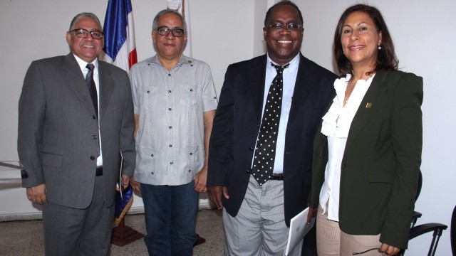 Ediltrudis Pichardo, viceministra para la Identidad Cultural y Ciudadana; Sánchez,  director regional de Cultura;  Luis Rivera, coordinador del Viceministerio de Identidad y Ciudadanía durante la conferencia.