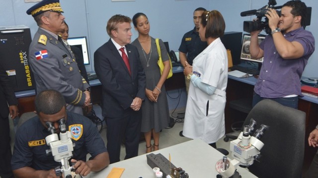 El personal de la PN conversan con el embajador de Estados Unidos.