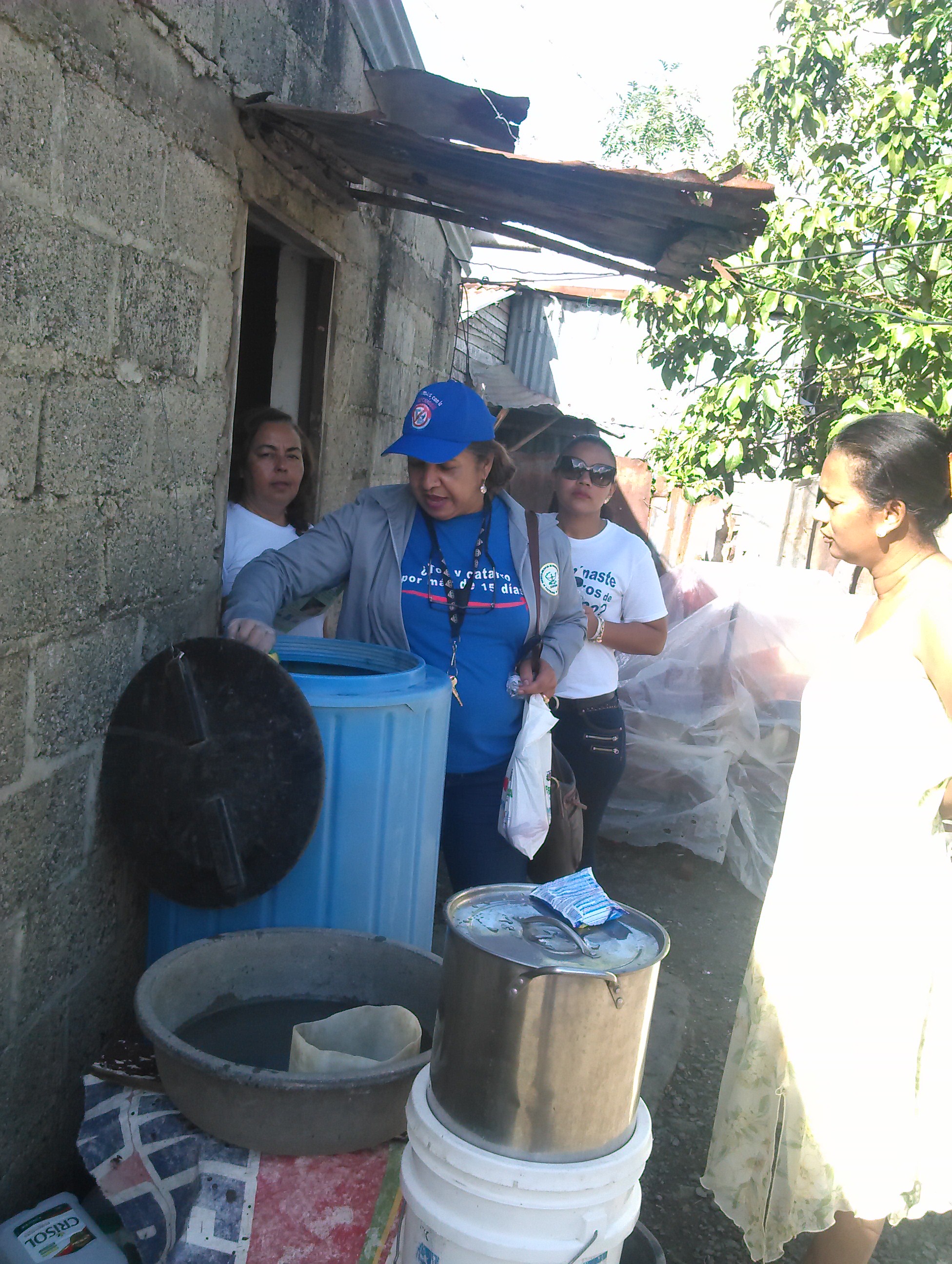 Voluntarios en la jornada nacional contra el zika.