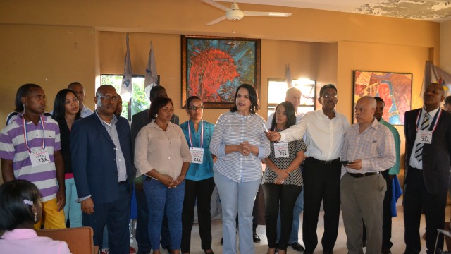 Minou Tavárez Mirabal junto a dirigentes de su proyectos y residentes en Haina..