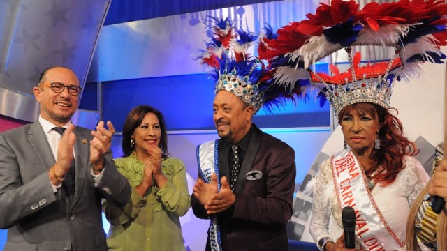 El ministro José Antonio Rodríguez, Ediltrudis Pichardo, Michael Miguel y Fefita La Grande al ser coronados como reyes del Carnaval de Santo Domingo.