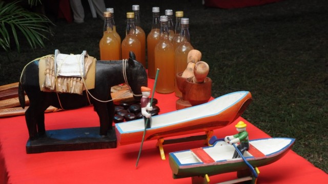 Una variedad de creaciones son presentadas a la venta de las personas que acuden a la feria de artesanía.