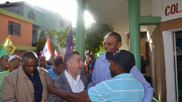 El aspirante a alcalde de Santo Domingo Este, Manuel Jiménez, conversa con residentes en Los Frailes.