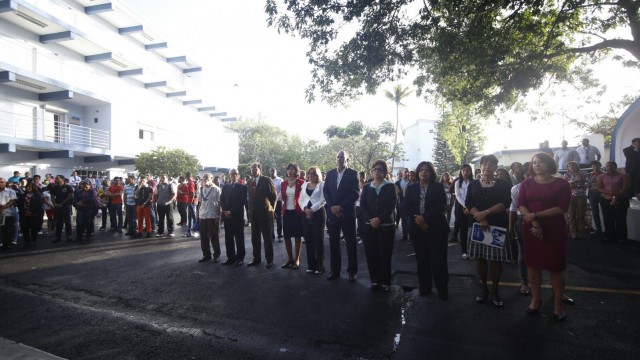 Autoridades, profesores y estudiantes de UNAPEC.