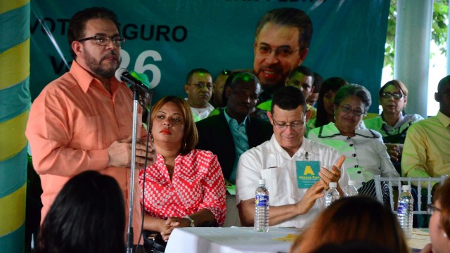 Guillermo Moreno durante el acto de presentación de candidatos de AP en San Pedro de Macorís.