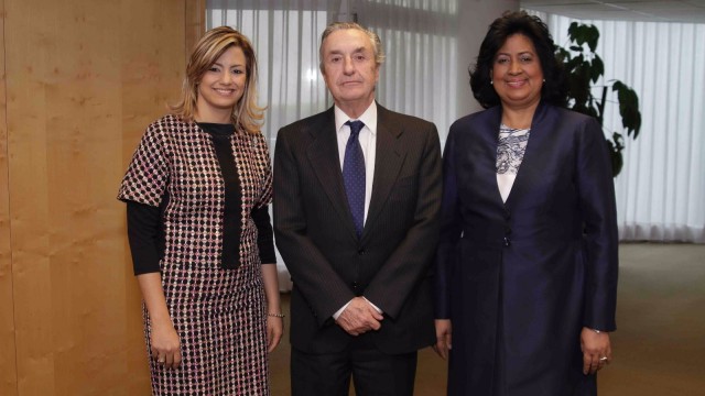 Michelle Cohén, Presidenta de Pro Competencia, junto al Presidente de la Agencia de Competencia de España, José María Marín Quemada y la Presidenta del Senado, Cristina Lizardo.