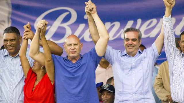 Luis Abinader junto a otros dirigentes del PRm proclama a Pedro Catrain como candidato a senador de Samaná.