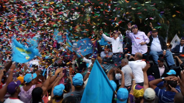 Miles de peledeístas acompañan a Danilo Medina en su recorrido por el sur del país.