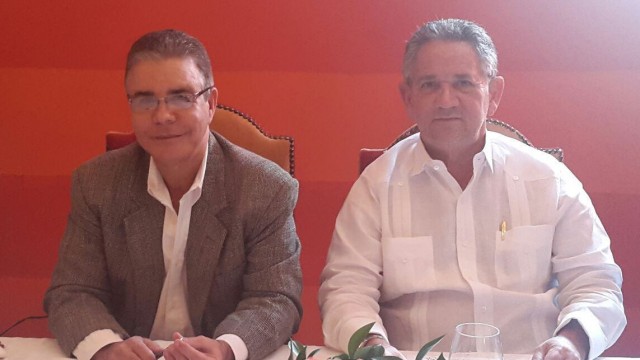 Luis José Chávez y Roberto Henríquez firman el convenio.