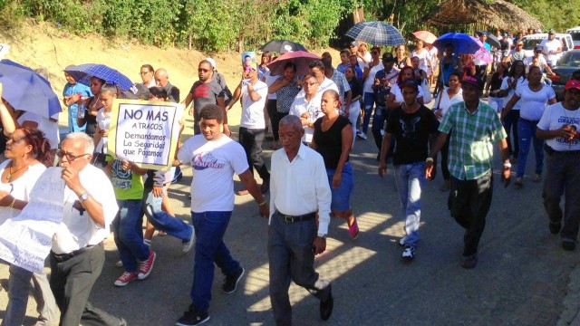 Los comunitarios del municipio Baitoa realizaron una caminata por la inseguridad.