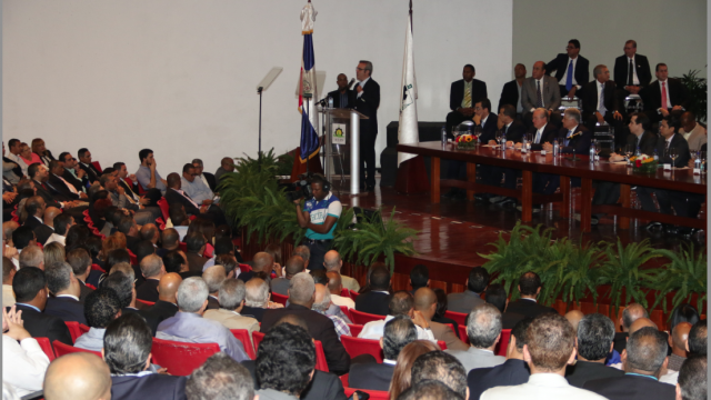 Vista de los asistentes a la conferencia dictada por el candidato opositor Luis Abinader.
