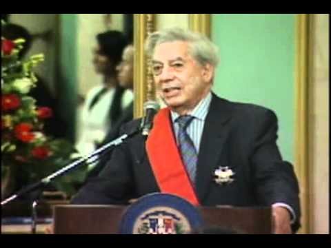 Mario Vargas Llosa recibe condecoración del Gobierno Doominicano en el 2010.