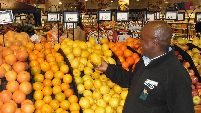 Los productores africanos, como los que cultivan estos limones en Sudáfrica, se beneficiarán con las iniciativas para promover el intercambio comercial entre los países de África. Crédito: John Fraser/IPS