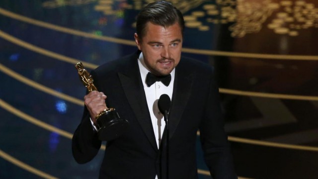 Leonardo Dicaprio recibe su primer premio Oscar.