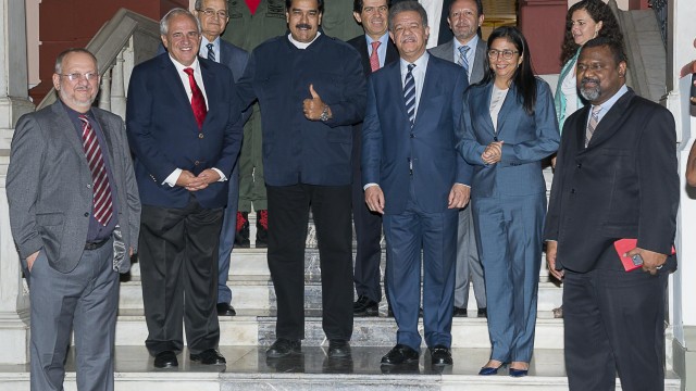 El ex presidente Fernández reunidos con Nicolás Maduro junto a los demás integrantes de la misión de UNASUR.