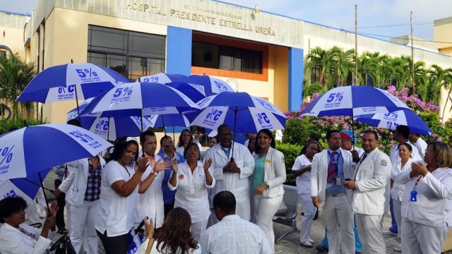 Médicos en huelga del hospital para asegurados Presidente Estrella Ureña permanecían esta mañana frente a ese centro asistencial. Foto Alex Reynoso.