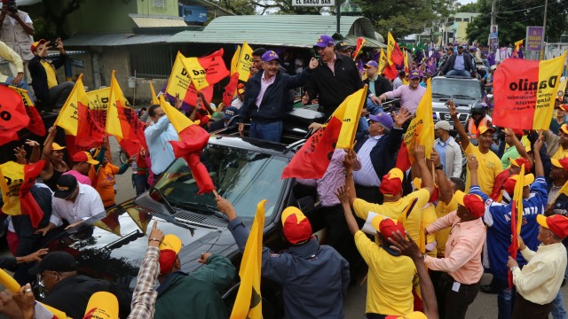 Peledeistas en la calle apoyando a su candidato.