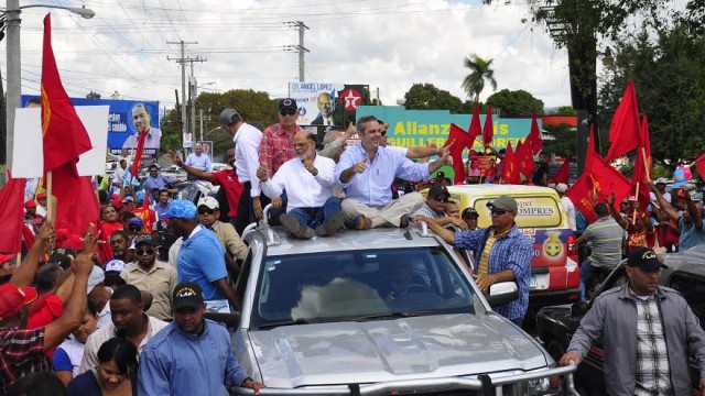 Luís Abinader saluda a la multitud que lo ovacionó en una de las calles de Moca. Foto Alex Reynoso.