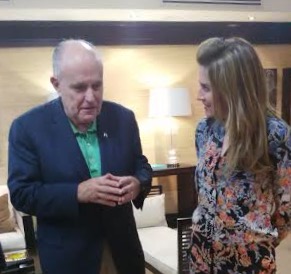 Rudolph Giulliani, es recibido por Carolina Mejía.