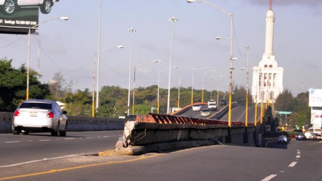 Esta es la parte del muro del elevado que fue impactado por la yipeta y donde otros accidentes se habían producido. Foto Alex Reynoso. 