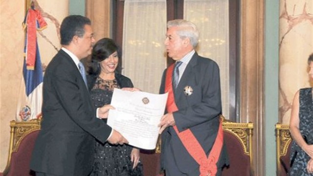 El ex presidente Leonel Fernández entrega la distinción de Mario Vargas Llosa.