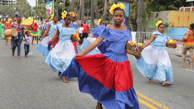 Decenas de niños y niñas desfilaron en la avenida costera de Santo Domingo.