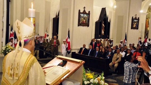 El Arzobispo Metropolitano, Monseñor  Freddy Bretón, oficia la homilía 