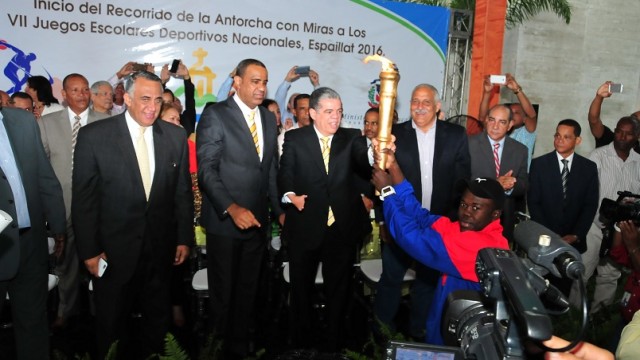 El ministro de Educación Amarante Baret recibe la antorcha del atleta Luis Piés 