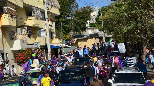 Cientos de personas acompañaron a su paso la caravana del presidente Medina.