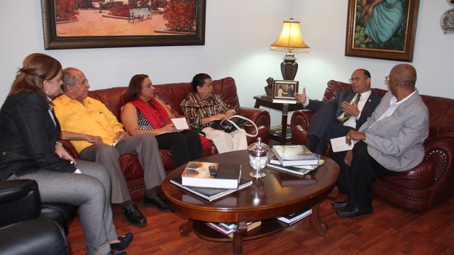 El ministro Rodríguez conversa con los beneficiados con pensiones