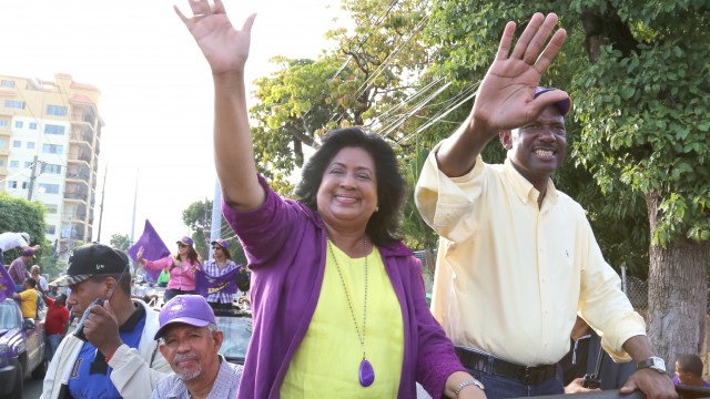 Cristina Lizardo y Alfredo Martínez, durante la macha encabezada por el presidente Medina.