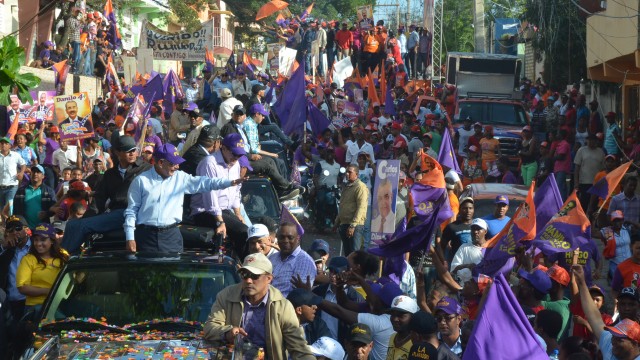 Millares de peledeístas acompañaron al candidato y presidente Danilo Medina durante el recorrido en Santo Domingo Este.