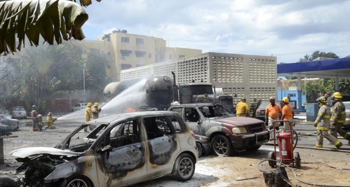Condiciones en que quedaron los vehículos en la explosión de la estación de gas Mariot de Alma Rosa.