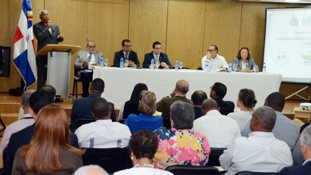 El viceministro de Planificación, Juan Monegro, lee en representación del ministro Juan Temístocles Montás, en un acto en la sede del Ministerio, el discurso del acto para la instalación del Comité Nacional Hábitat III, órgano creado por las Naciones Unidas para tratar los temas de ciudades y asentamientos humanos en un informe que será dado a conocer en octubre próximo. 