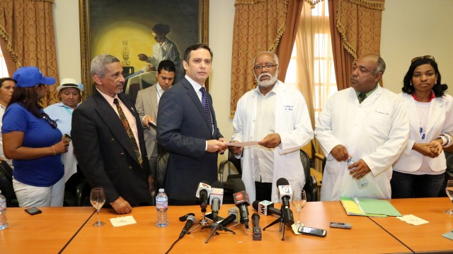 El viceministro Luis Henry Molina recibe al la delegación del Colegio Médico Dominicano en el Palacio Nacional.
