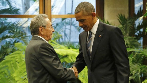 El saludo de Raúl Castro y Barack Obama en el palacio de la Revolución.
