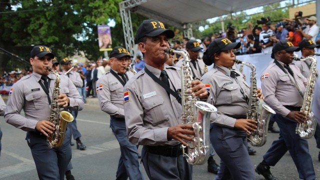 Banda de música de la Policía Nacional mientras participa en el desfile