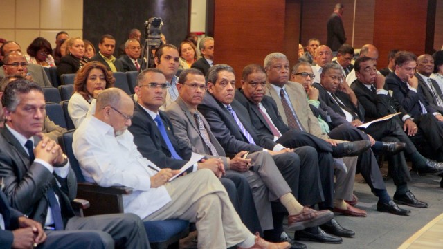 Delegados de los partidos políticos reunidos con la Junta Central Electoral (JCE).