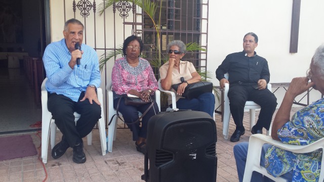 Residentes en el Mirador Sur reunidos analizando la situación.