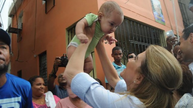 CAROLINA SOSTIENA A UN NINO.