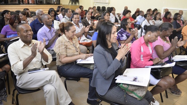 Directores de centros educativos de San Cristóbal mientras participan en la socialización de la propuesta  de la Estrategia de Formación Continua Centrada en la Escuela (EFCCE). 