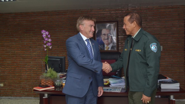 El general Bello Arias recibe  al embajador Brewster.