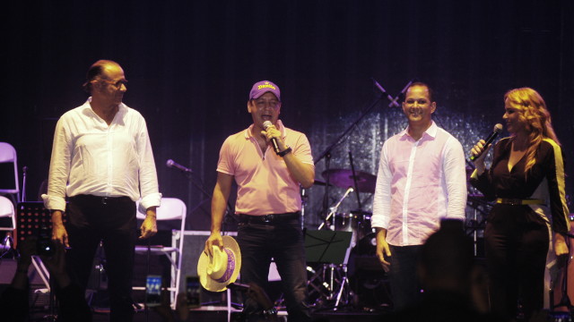El cantautor José Antonio Rodríguez arribó al escenario en compañía de Claudio Cohén, Diomary La Mala, Kiara Franco, Nairoby Duarte y Pavel Núñez, interpretando el tema del comercial titulado “Porque Danilo”. 
