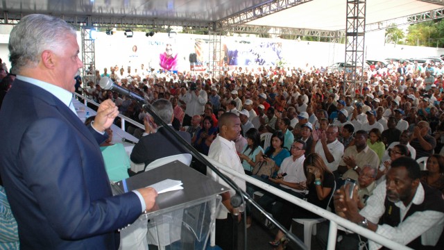 Miguel Vargas maldonado habla en el acto de recibimiento a Roberto Salcedo como candidato a alcalde del Distrito Nacional.