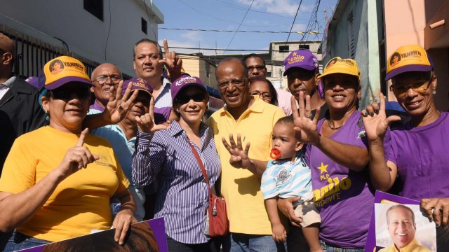 Pledeístas participan del recorrido del ex presidente Leonel Fernández en el Distrito Nacional.