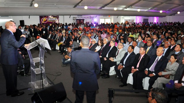 Cientos de intengrantes del movimiento Amigos de Montás apoyaron hoy al presidente Danilo Medina.