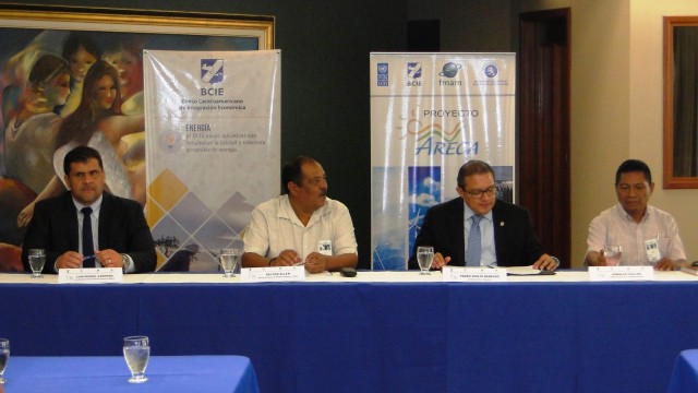 Presidieron el evento el Coordinador del Proyecto ARECA, Luis Cardona; el representante del PNUD, Delton Allen; el Gerente BCIE de País Honduras, Pedro Emilio Banegas y Arnulfo Fiallos, representante de la comunidad Pech. 